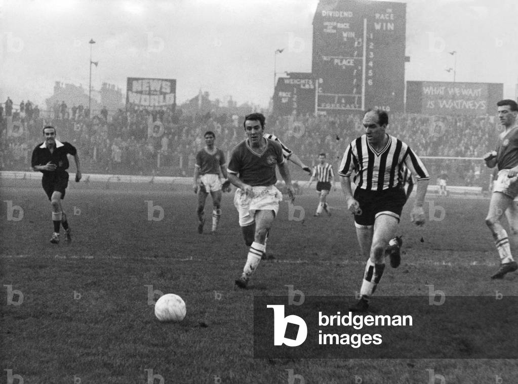 Jones Cheslea Newcastle. Young and old. A race for the ball when Greaves broke throught two Newcastle defenders with Jim Scoular the old man of Newcastle trying to intercept. Scoular beat Jimmy Greaves for the ball and is seen clearing to safety. November 1960 On paper Newcastle United had what looked like a decent side, with experienced heads like Jimmy Scoular, here in action chasing ChelseaÍs new star Jimmy Greaves at Stamford Bridge. They also fielded the ability of Alf McMichael, Bob Stokoe and Bobby Mitchell (photo)