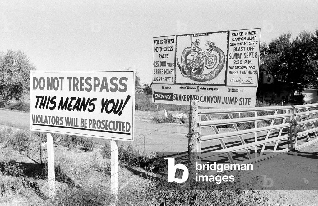 Stuntman Evel Knievel prepares to jump Snake River Canyon, Idaho on a steam powered skycycle. 26th August 1974 (b/w photo)