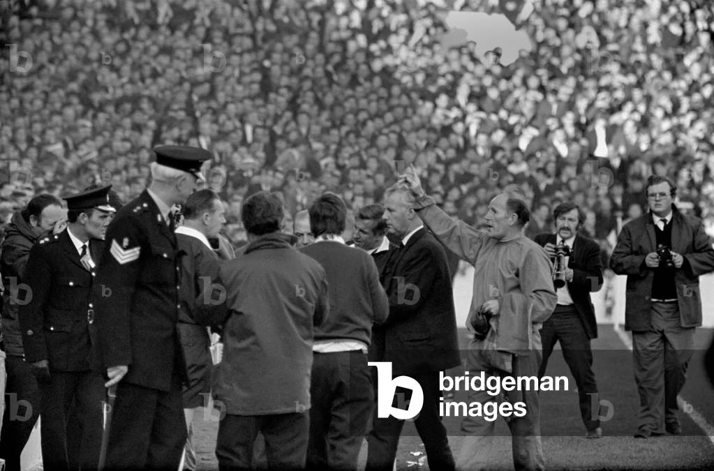 English League Division One match at Goodison ParkEverton 1 v Nottingham Forest 0. The new linesman Johnansen Knowsley doing the linesman job in his sweater when linesman Mr. T. G. Hewitt took over as referee after the original ref went off injured. November 1969 (photo)