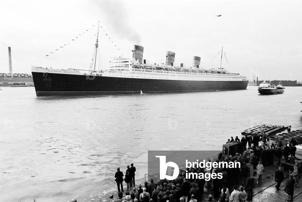The Cunard White Star liner Queen Mary sails for the last time. People lined the quay side to see her off. 31st October 1967 (b/w photo)