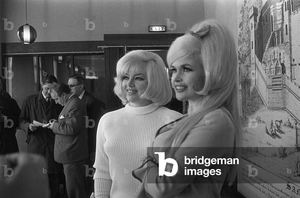 Diana Dors May 1967 actress with Jayne Mansfield
In a Leeds Hotel