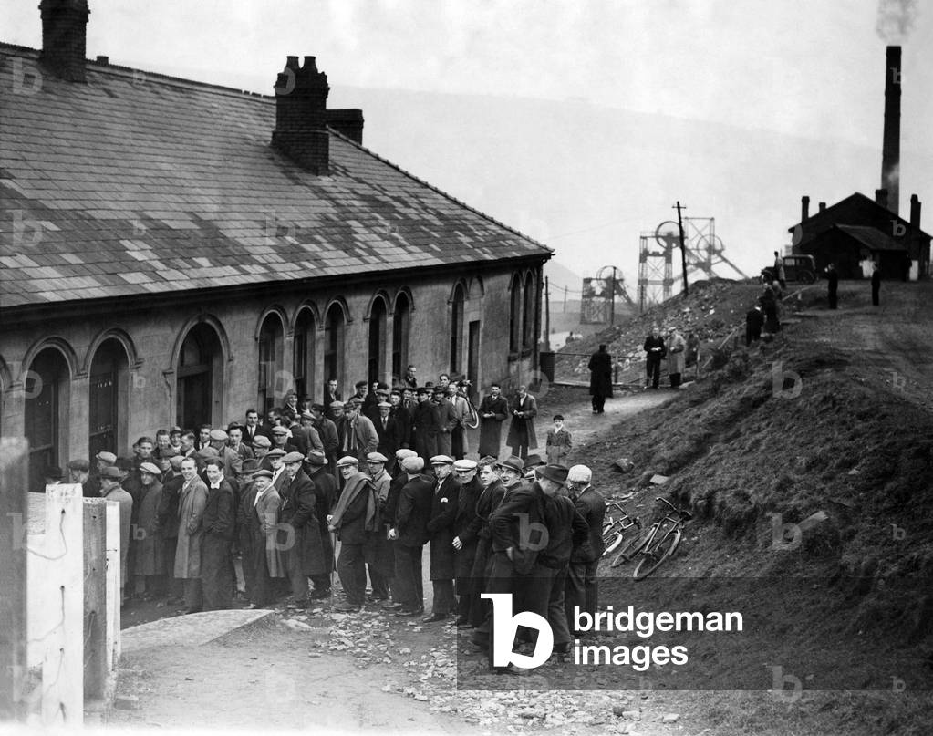 Welsh miners on strike drew their last full week's pay to-day at Nine Mile Point Colliery, Monmouthshire.
