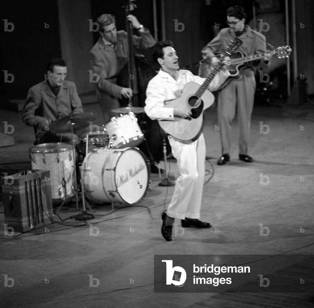 Lonnie Donegan performing, c. October 1966 (b/w photo)