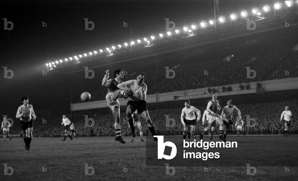 English League Cup Semi Final First Leg match at Highbury. Arsenal 1 v Tottenham Hostpur 0. Action during the match November 1968 DM Y10320-12a (photo)