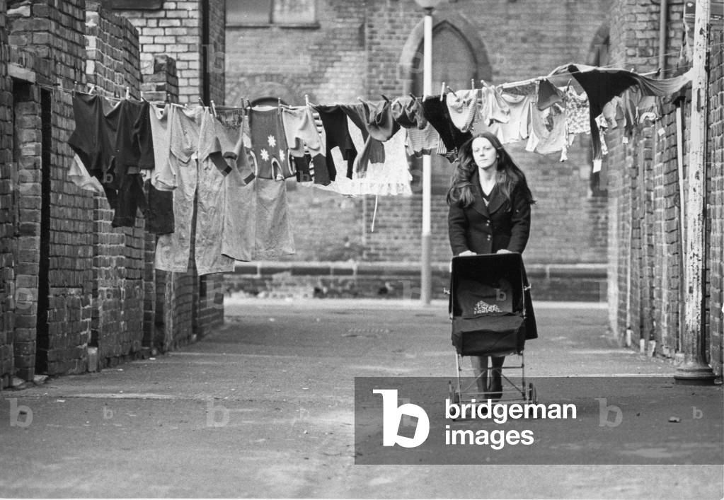 Washing day in St John's Street, Percy Main, 16/10/1975 (b/w photo)