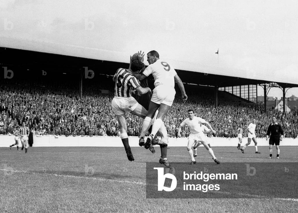 English League Division Two match at Elland Road. Leeds United 1 v Sunderland 0. Leeds' John Charles jumps up for the high ball with Hurley but Sunderland goalkeeper Jim Montgomery gets there first. 25th August 1962 (photo)