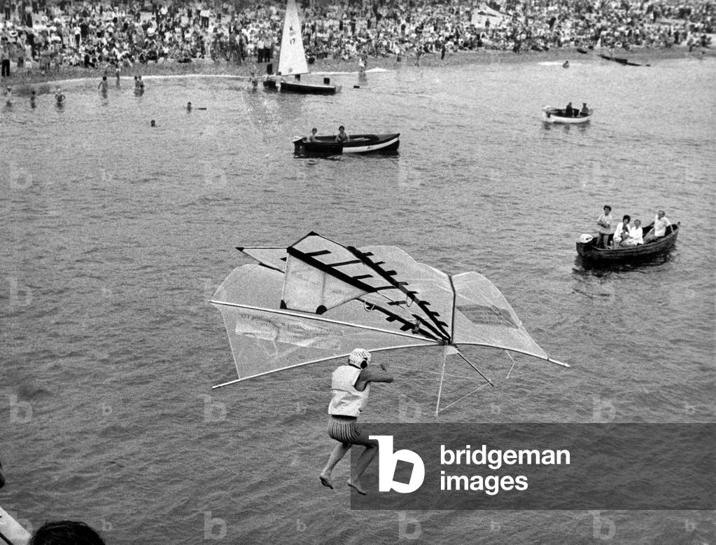 5,000 holidaymakers at Selsey, Sussex, watched 15 men and two women on Sunday who tried to fly 50 yards to win a £1,000 prize. The 