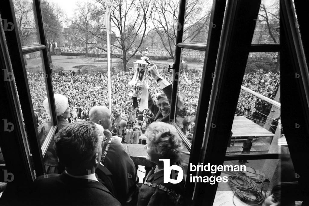 Tottenham Hotspurcapatin Danny Blanchflower holds the FA Cup trophy aloft from Tottenham Town Hall to a crowd of fans as they arrive home after defeating Burnley 3-1 in the FA Cup Final at Wembley. May 1962 Q3890-014 (photo)