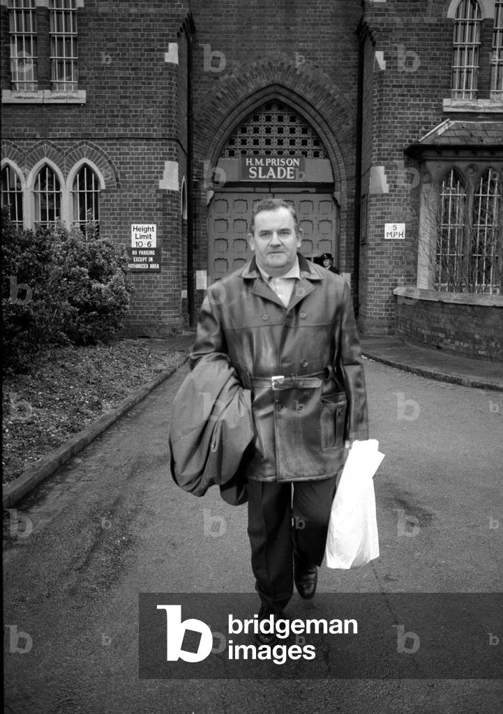 Comedy actor Ronnie Barker in his role as Norman Stanley Fletcher in the television comedy Porridge, leaving Slade Prison at the end of the series January 1978 (b/w photo)