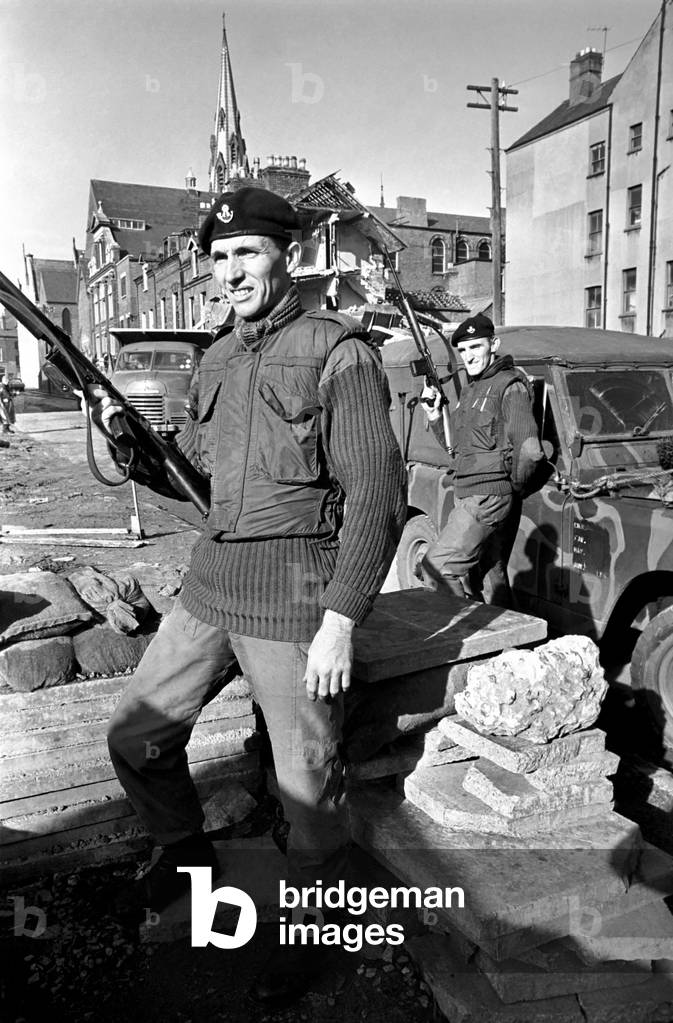 Northern Ireland October 1969. Soldiers seen here patrolling the streets of Belfast. October 1969 Z10441-002