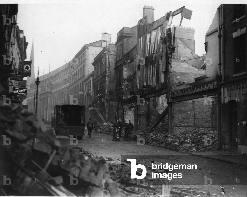 Hertford Street, Coventry, after the air raid, 1940/1941 (b/w photo)