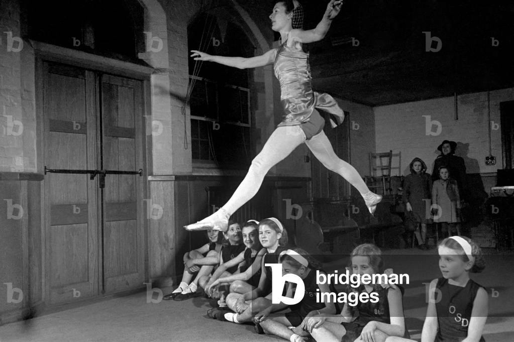 Ballet dancer Maureen Gardner gives instructions to children during one of her classes
February 1947 
O6708