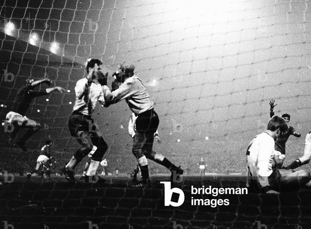 Bobby Charlton jumps after Brian Kidd goal 1968Manchester United against Gornik in European Cup (photo)