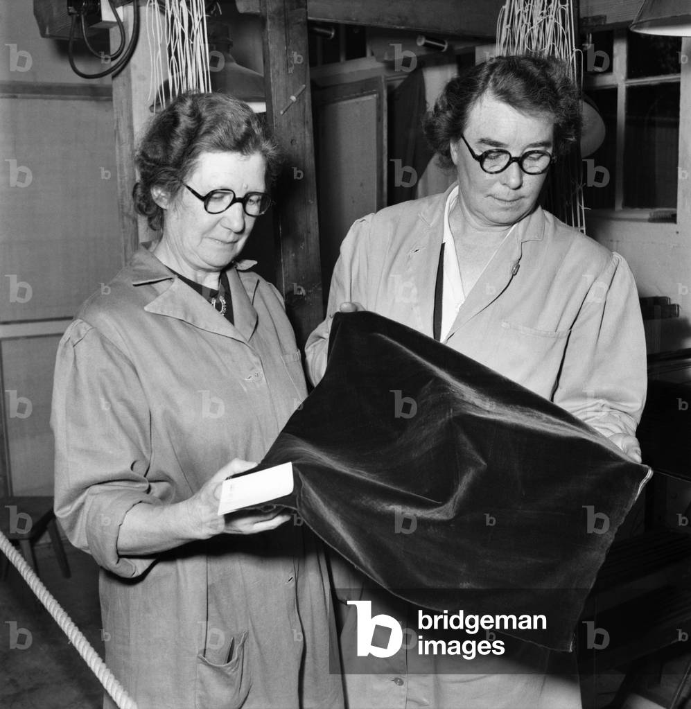 Weaving Coronation robe for Queen Elizabeth II. November 1952 C5652