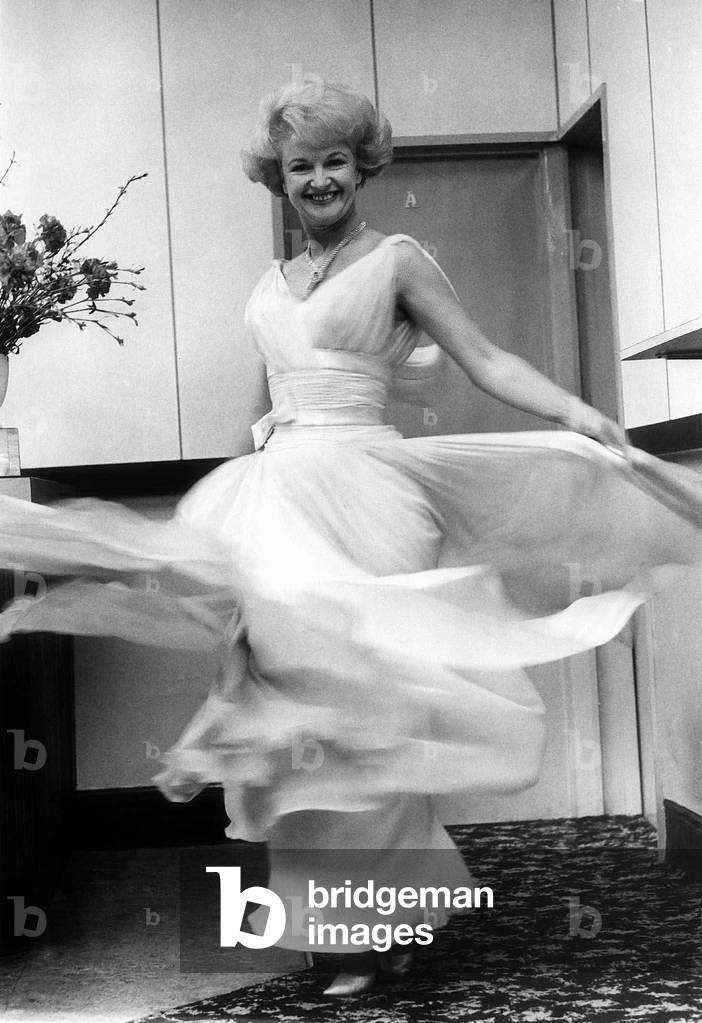 Moira Lister Actress - Mar 1963
in her Grecian style gown in silk chiffon at the Theatre.