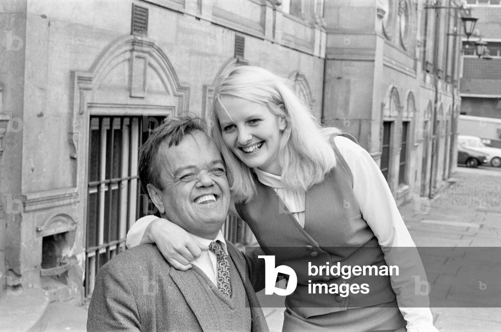 Tom Reynolds 52 & girlfriend Susan Morley 19, pictured together outside Leicestershire Assizes Court, 18th November 1970 (b/w photo)