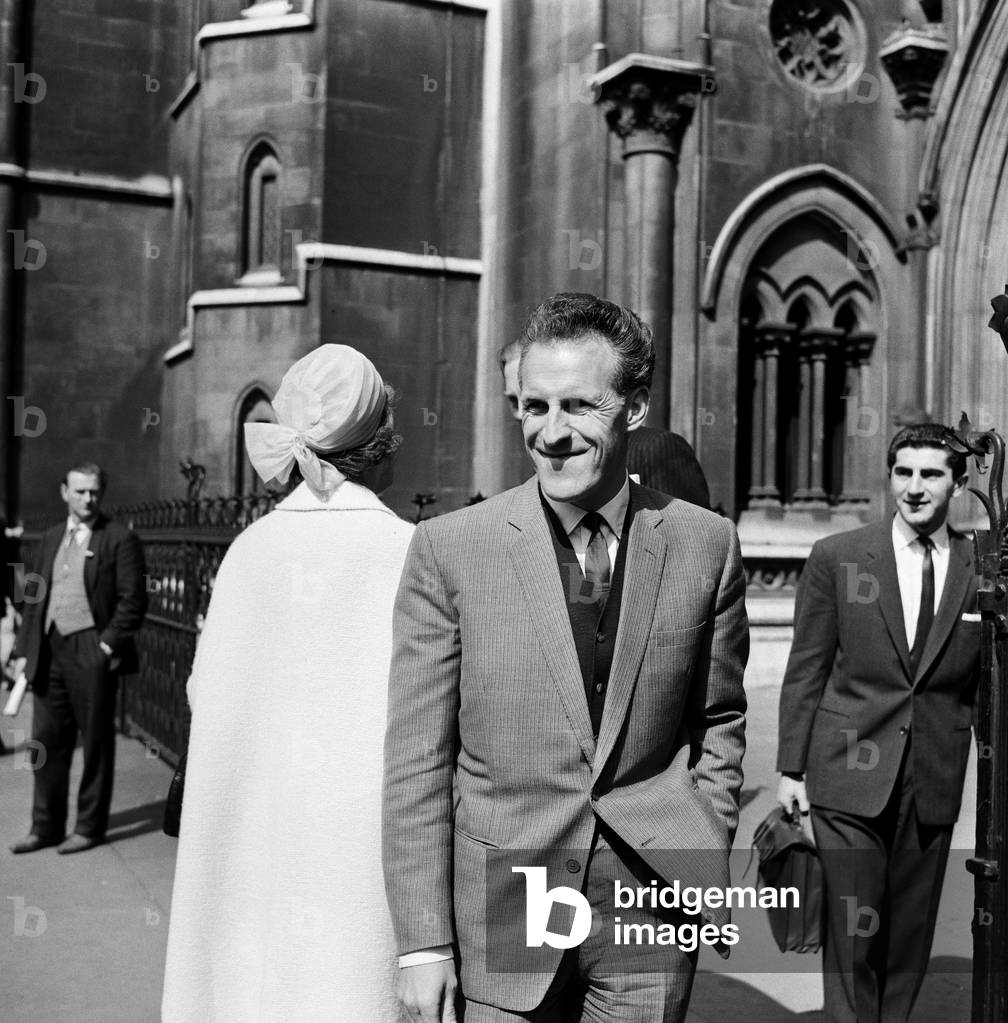 Television presenter Bruce Forsyth outside the High Court after coming to an agreement with his agent Miff Ferrie. 5th June 1962 (b/w photo)