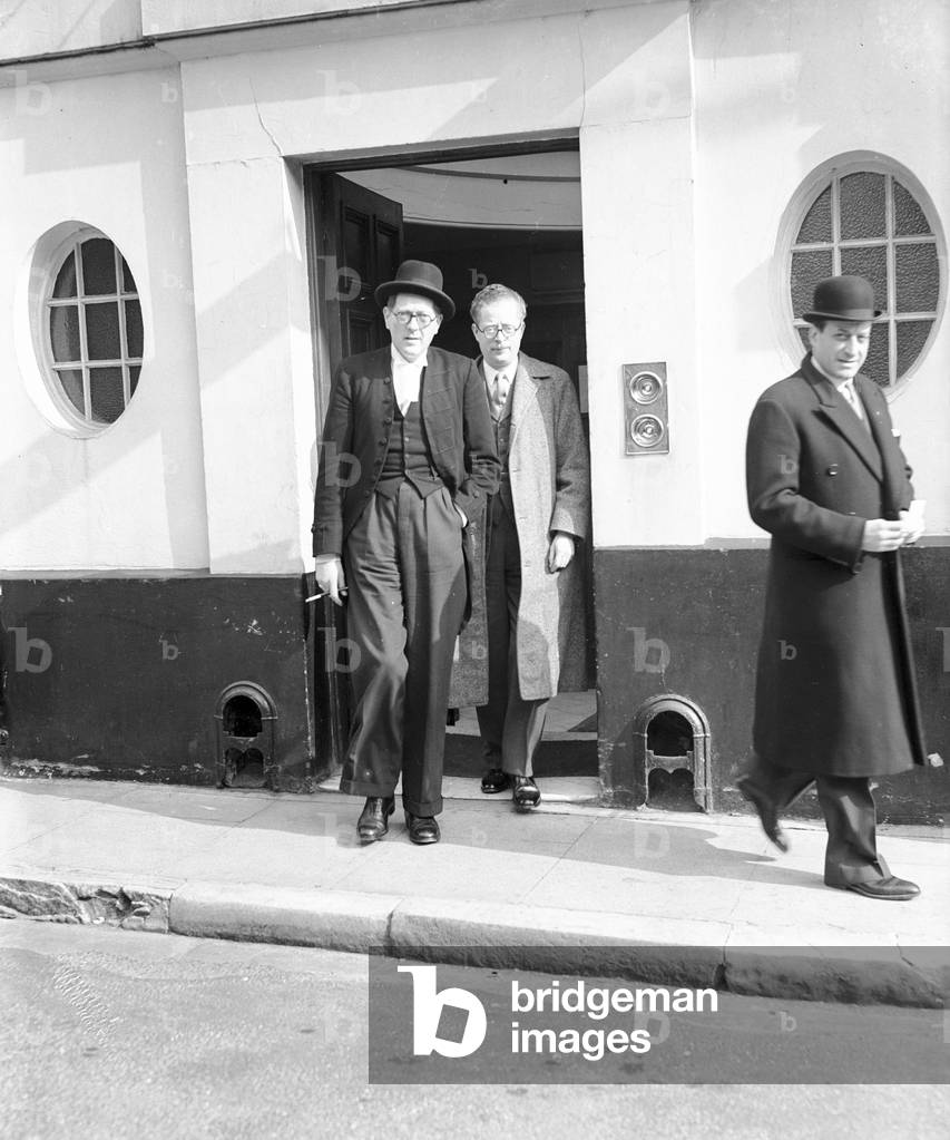 W A Fearnley-Whittingstall QC (left), Lord Montagu's counsel & his brother (right) at Winchester Crown Court, 17th March 1954.