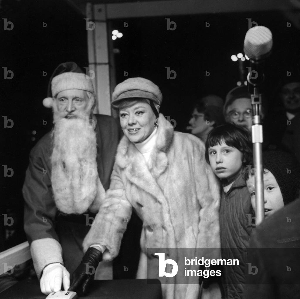 The big switch on - As Northumberland Police Band played, about 300 excited children looked on as actress Glynis Johns, who was appearing in 