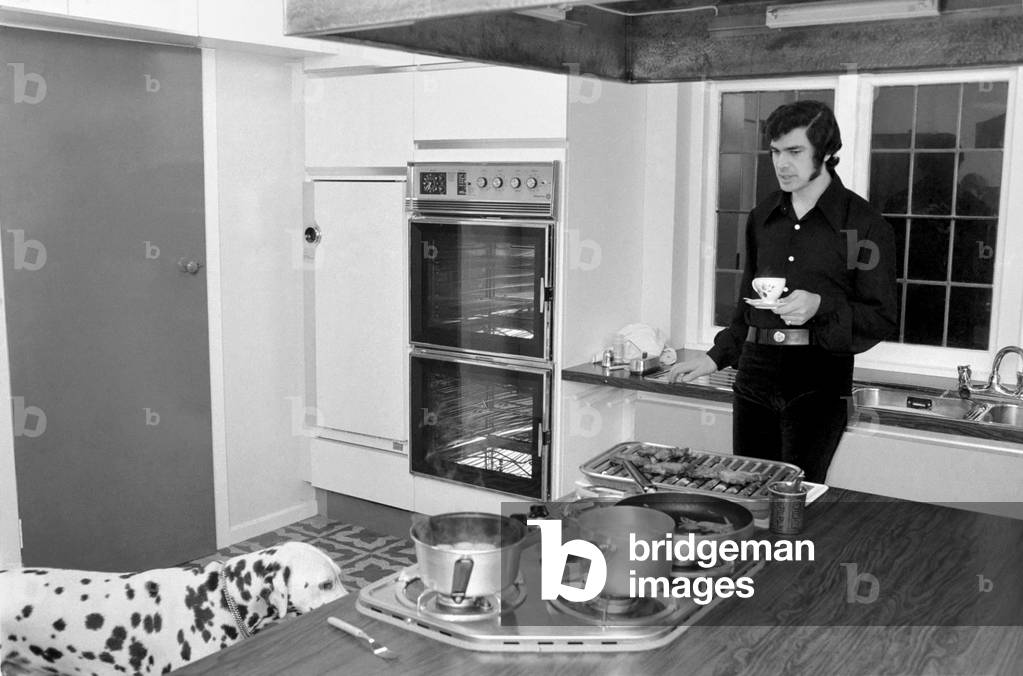 Engelbert Humperdinck's new home in St. Gerorge's Hill, Weybridge 
Engelbert with his dog in the kitchen. 
December 1969