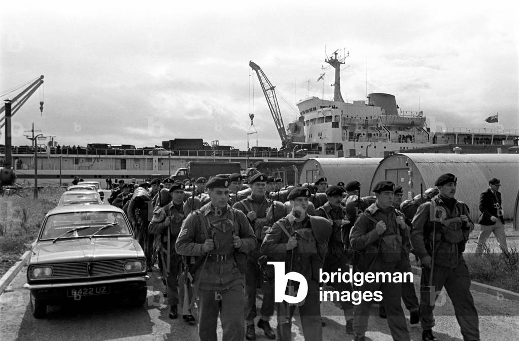 Northern Ireland August 1969. Members of the Queen's Regiment disembark from the troop Carrier Sir Tristram. Troops have been sent to the provence because of the growing tensions between the commonity. August 1969 Z8259-002