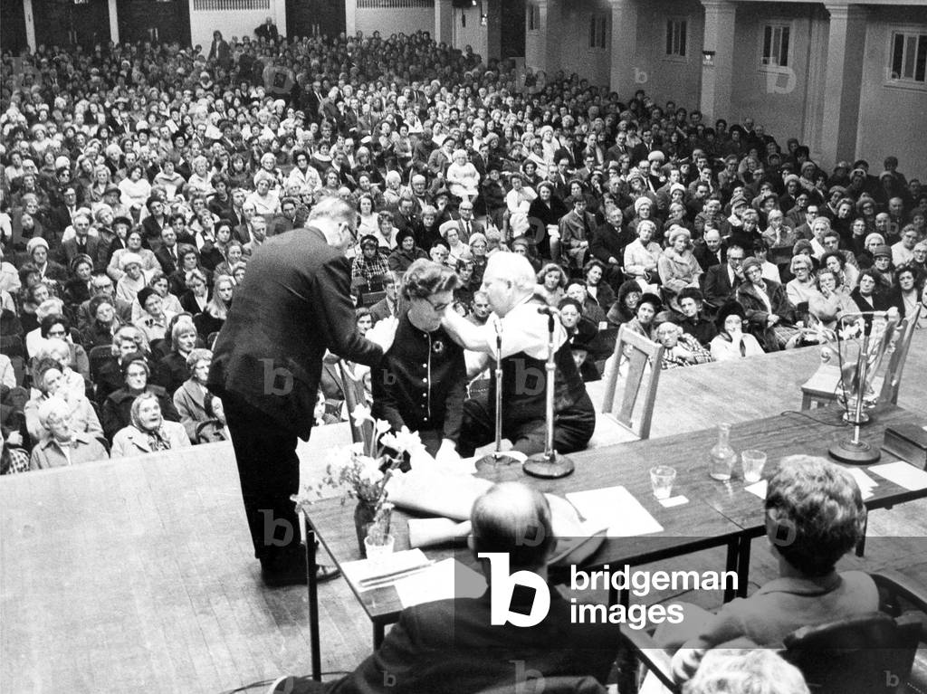Mr. Harry Edwards held a Spritual Healing Service and demonstration at the City Hall Newcatle in 1971