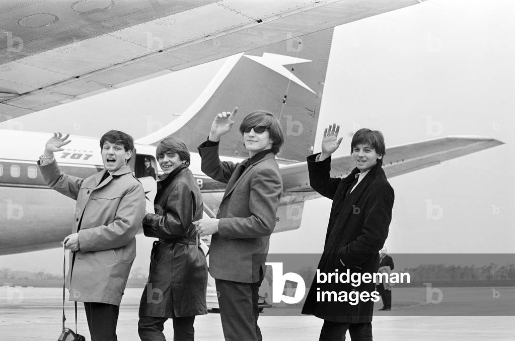 Wayne Fontana with The Mindbenders, boarding a plane, 21st April 1965 (b/w photo)