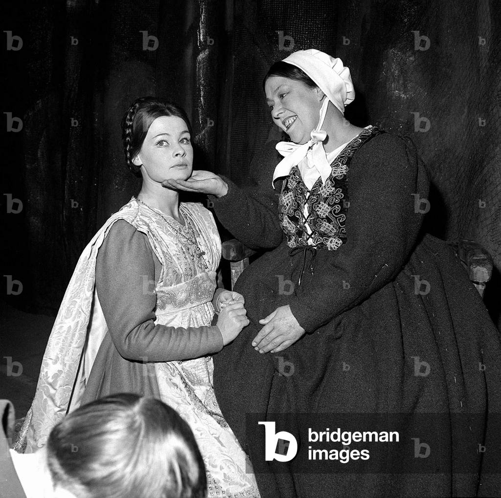 Judi Dench as Juliet and Peggy Mount as the Nurse in the Old Vic production of Romeo and Juliet, 1960 (b/w photo)