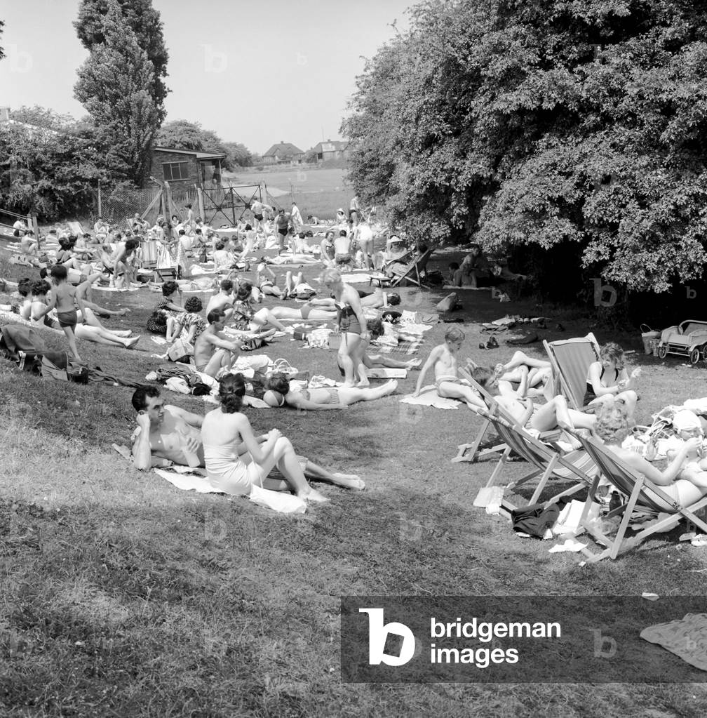 Finchley R. Open air swimming pool. General scenes of the crowd at the edge of the pool. June 1960