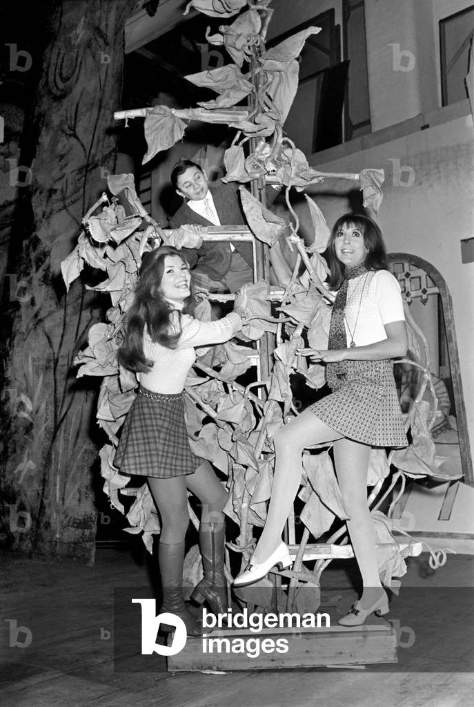 Entertainment. Theatre: Stars of ' Jack and the Beanstalk ' Pantomime which is to be staged at Manchester's Palace theatre, met at the theatre to discuss scripts, learn dance steps and climb beanstalks. December 1969 Z11649-004