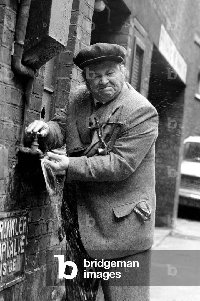 Harry Secombe is about to bound back onto the West End stage as Schippel in 'The Plumber's Progress', September 1975 (b/w photo)