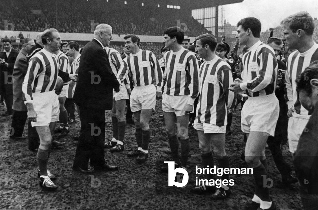 Sir Stanley goes down the line with Sir Stanley Rouse. April 1965 (photo)