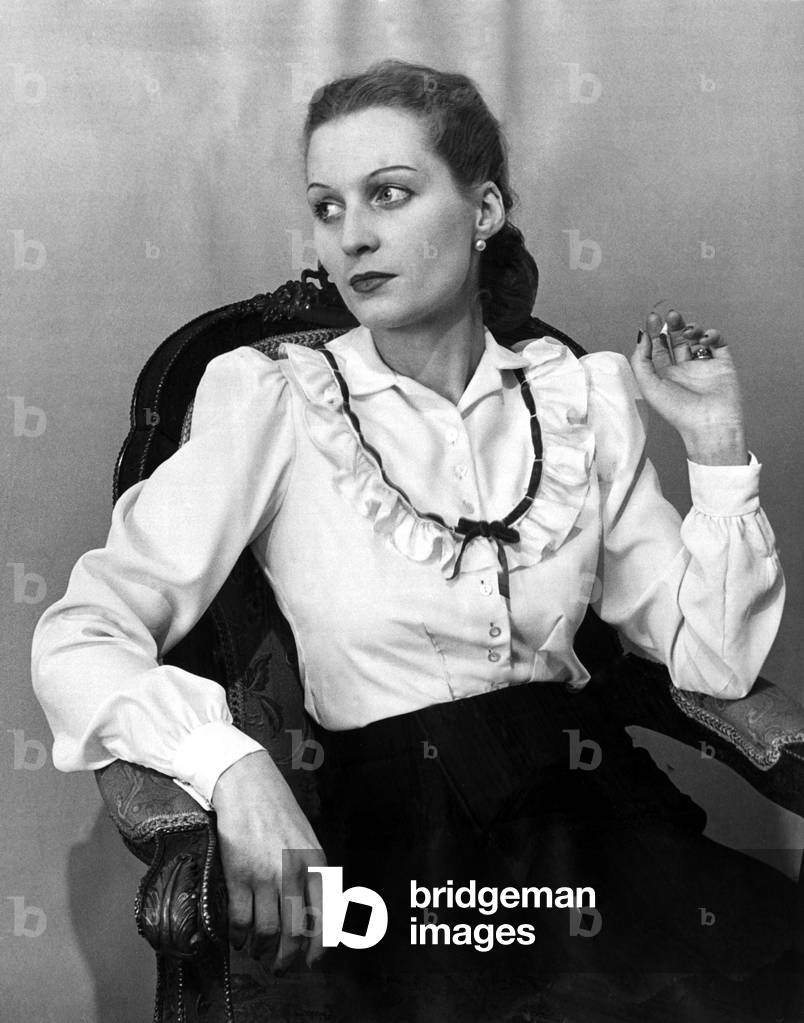 Two-way blouse Fashion clothing shoot, January 1948 (b/w photo)