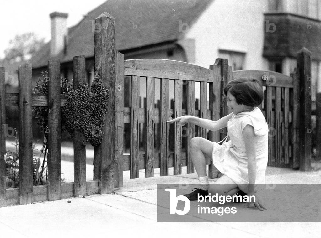 Alfieri Jnr. 30,000 bees on a gatepost.
9th June 1934