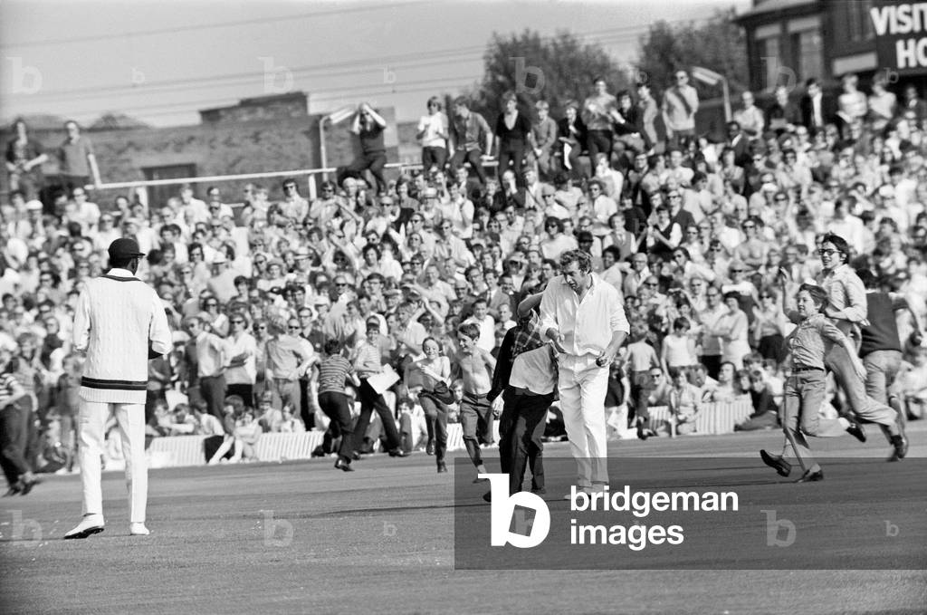 Lancashire v Glamorgan, John Player's League at Old Trafford, Manchester. Glamorgan beat David Lloyds Lancashire by 34 runs. (Picture) Scenes at Old Trafford during the match in which Glamorgan beat Lancashire to give Worcestershire the Sunday Title. 12th September 1971 (b/w photo)