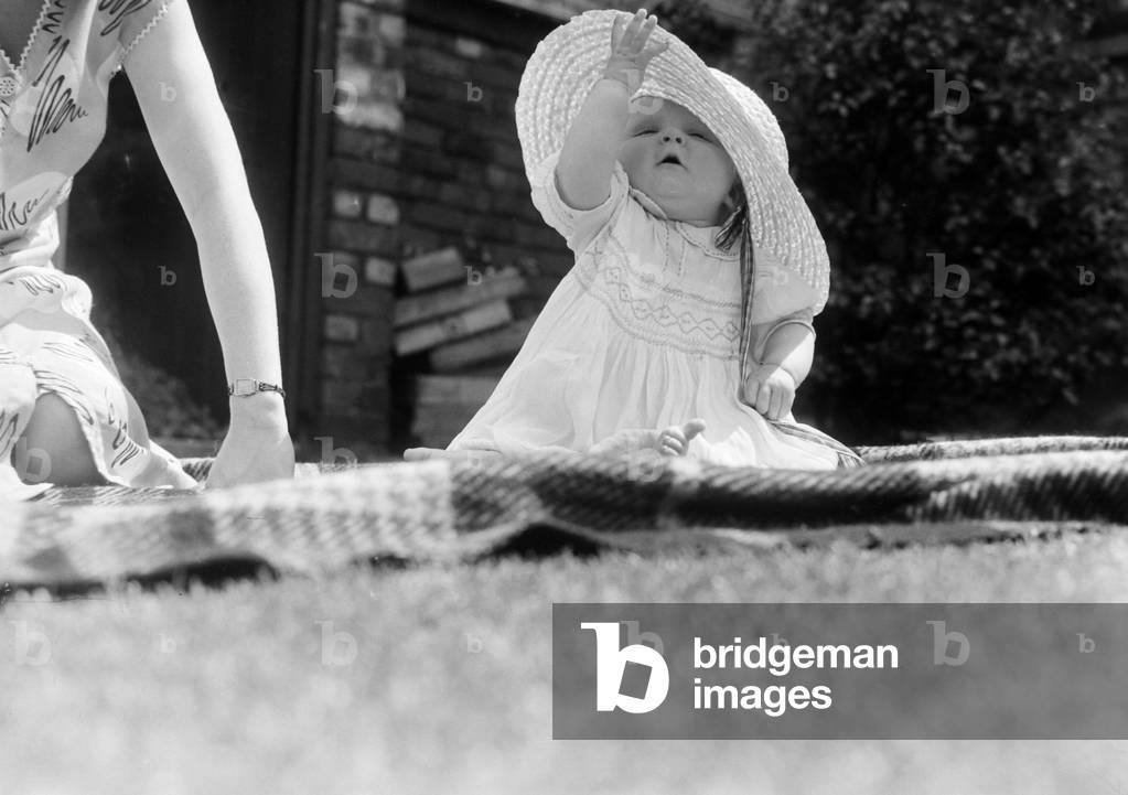 Baby with large straw hat.
14/6/1950
024591/3