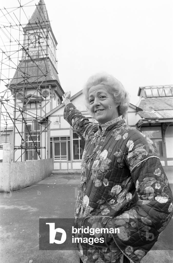 Frances Shand Kydd, mother of Princess Diana, Princess of Wales, pictured in Oban, Argyll and Bute, The Highlands, Scotland, where she ownes and runs a gift shop, February 1987 (b/w photo)