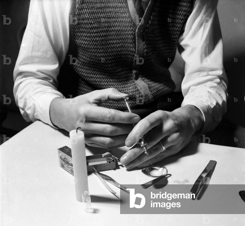 Drug Addict Story. Shooting Heroin. 
October 1952 
C4923-003