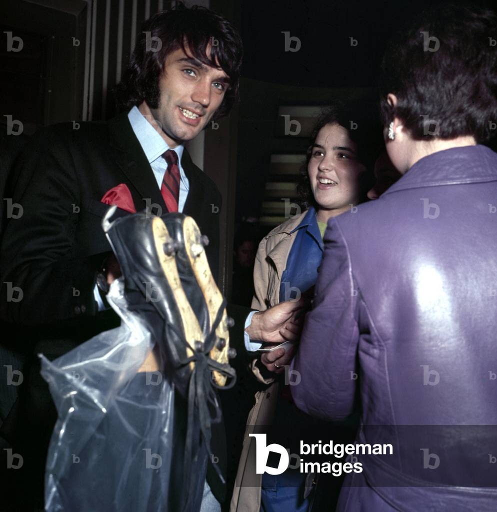 Manchester United footballer George Best carrying his bootsSeptember 1969 (photo)