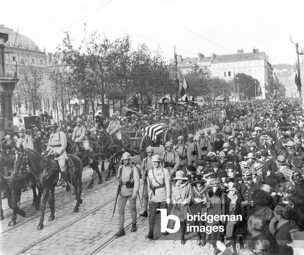 A gun carriage flanked by columns of French war orphans during the funeral of an American unknown warrior at Havre
27th October 1921