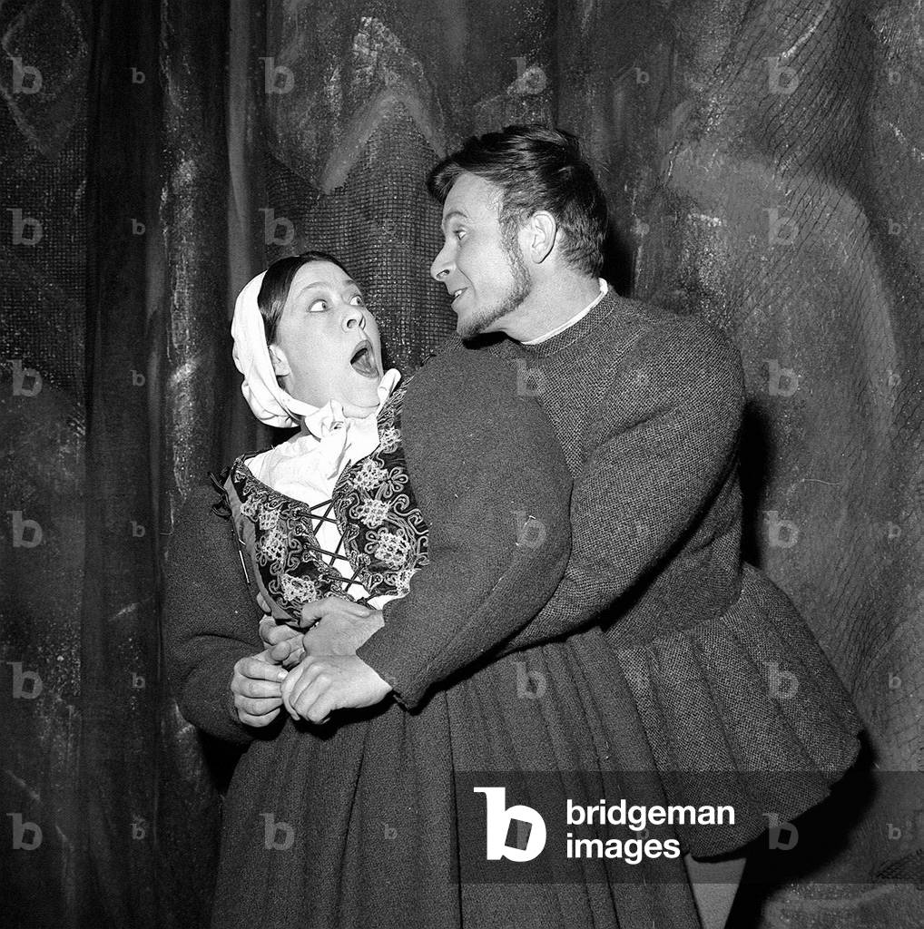 Romeo and Juliet with Peggy Mount as the Nurse and Alec McCowen as Mercutio at the Old Vic, October 1960 (b/w photo)