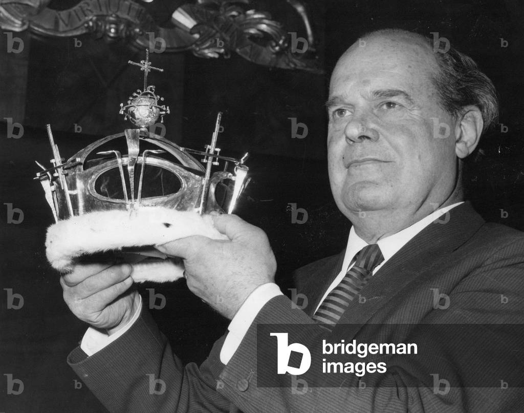 Prince Charles - Prince of Wales - Investiture of the Prince of Wales - Louis Osman designer of the crown at the Goldsmith's Hall in London, 1960