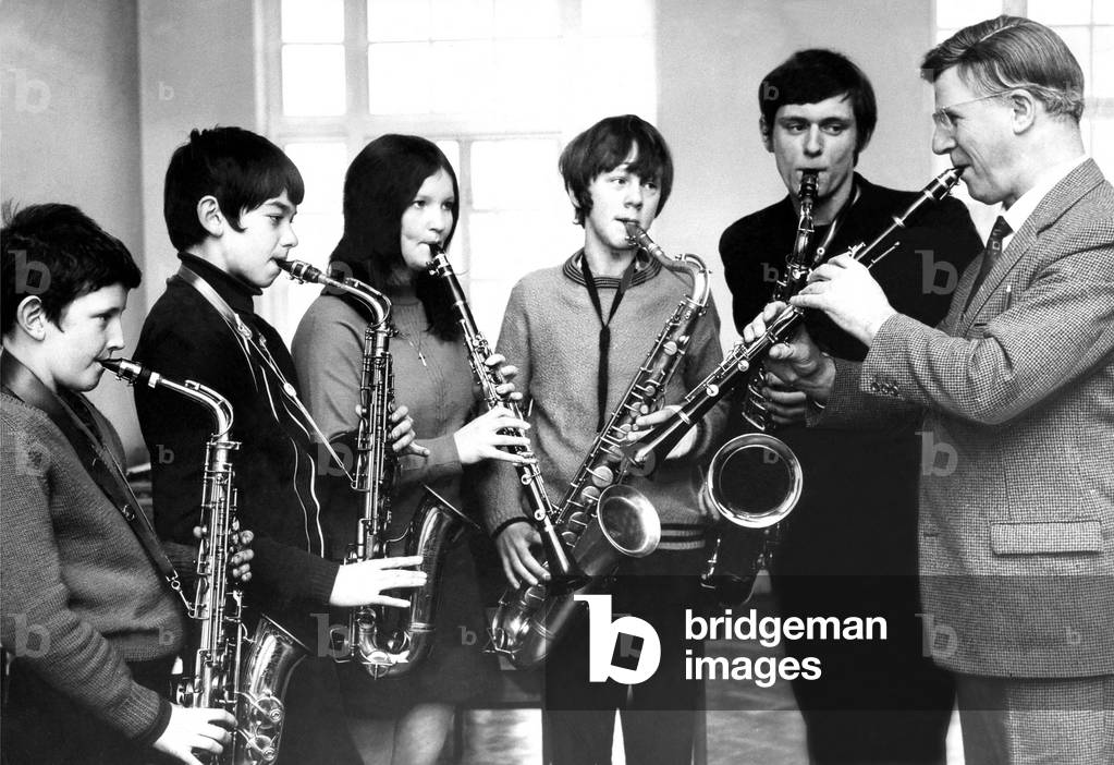 Eddie Shearer teaches the big band sound. He is seen with, from left to right, Anthony Brown, Paul Woods, Elsie Macdonald, Ian Purvis and Michael Rafell in March 1970 (b/w photo)