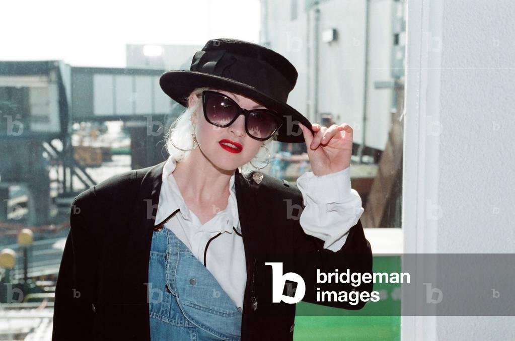 Cyndi Lauper American singer songwriter arrives at London Heathrow Airport (from Milan) May 1989 (photo)