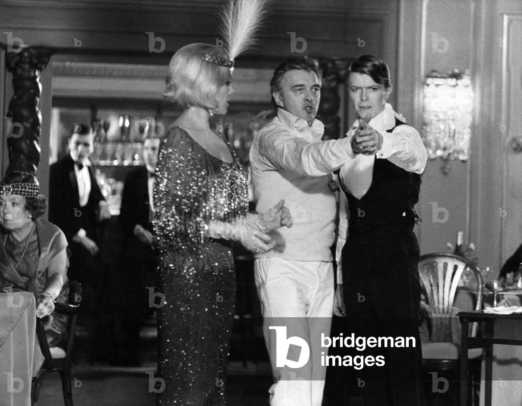 Director David Hemmings shows David Bowie how to Tango, Germany, February 1978 (photo)