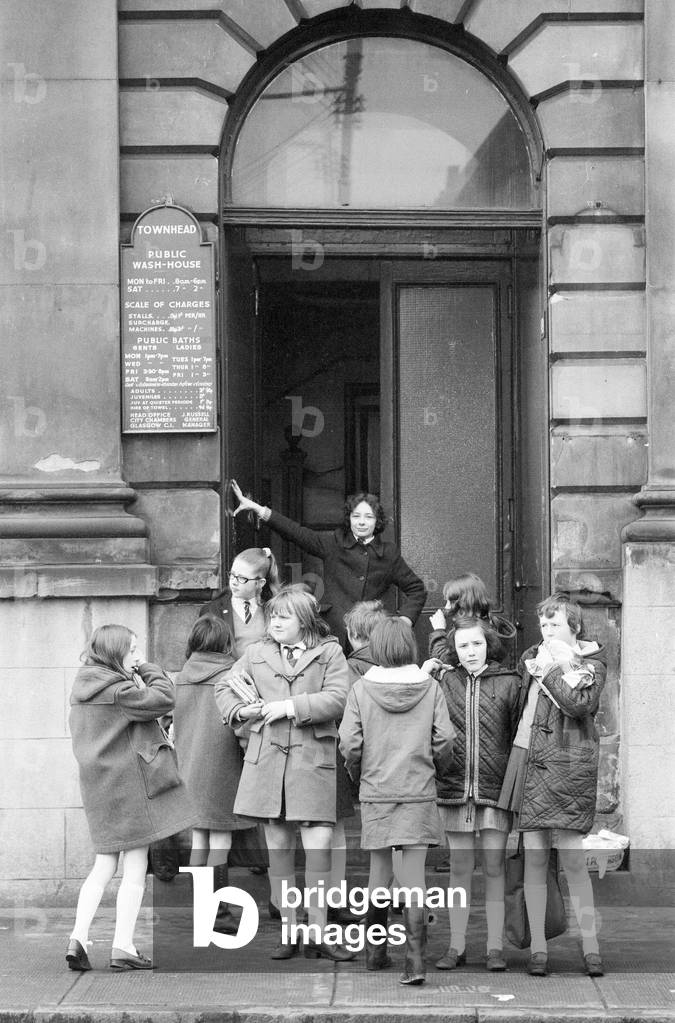 Townsend Public Wash House, with children standing outside. Glasgow, Scotland, 6th March 1971 (b/w photo)
