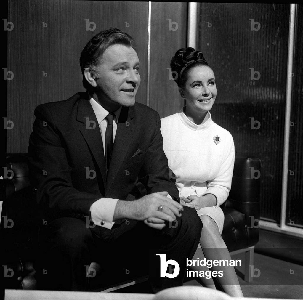 Actor Richard Burton with Elizabeth Taylor, December 1962 (b/w photo)