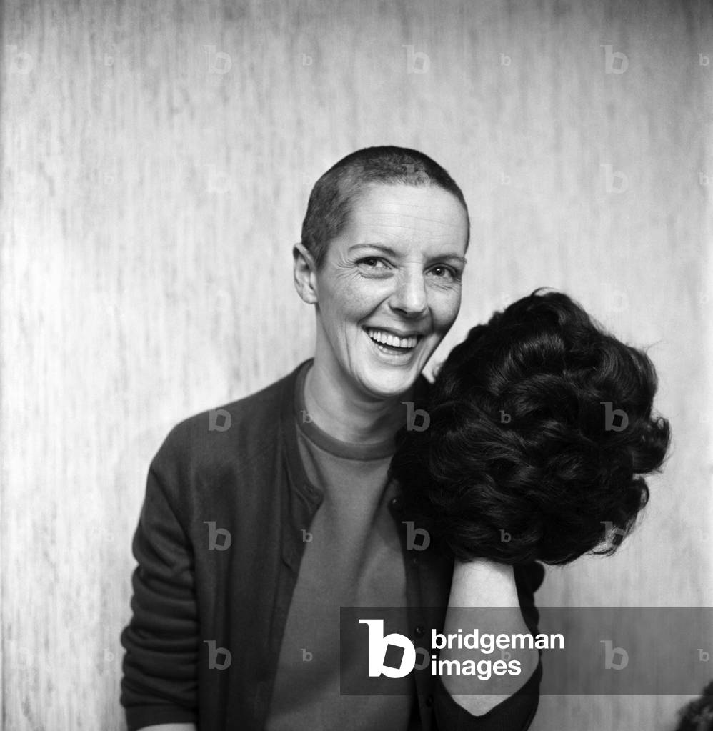 Woman with a bald head, with her wig. November 1969 Z11155-003