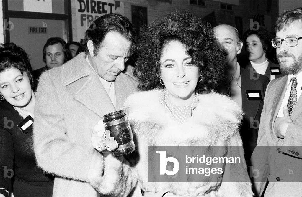 Richard Burton & Elizabeth Taylor at the Pedro Youth Club, Clapham, East London, 15th November 1975.

Elizabeth Taylor opened the christmas fair to raise funds for charity.