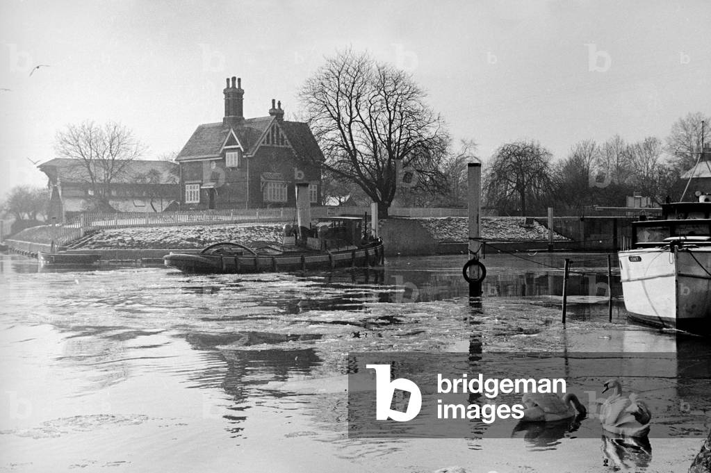 The river tug Thames makes it's way through the frozen river Thames at Teddington, 18th January 1940 (b/w photo)
